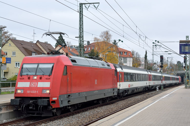 101 032 mit IC 2567 bei km 15,6 (Oktober 2015)