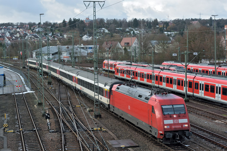 101 033 mit IC 282 bei km 16,0 (Januar 2015)