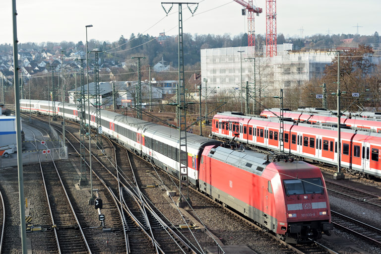 101 033 mit IC 282 bei km 16,0 (Dezember 2015)