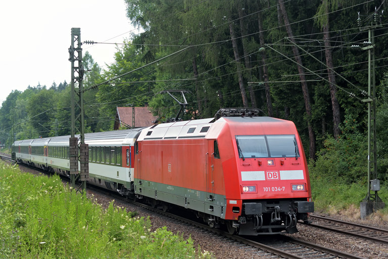 101 034 mit IC 186 bei km 18,2 (Juli 2015)
