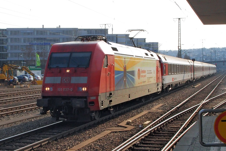101 037 mit IC 186 bei km 15,8 (M&auml;rz 2015)