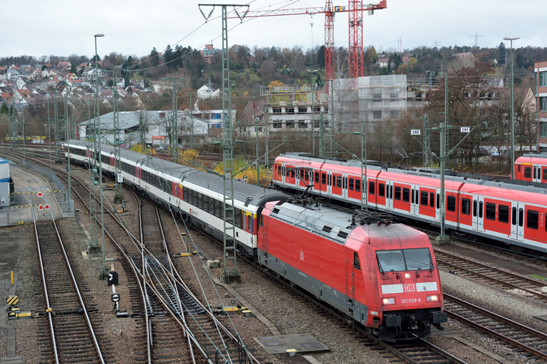 101 038 mit IC 282 bei km 16,0 (November 2015)