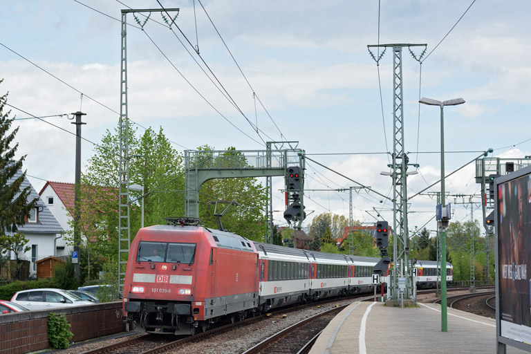 101 039 mit IC 185 bei km 16,6 (April 2015)