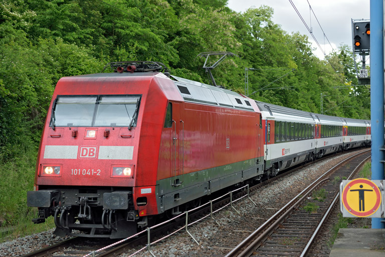 101 041 mit IC 184 bei km 14,4 (Juni 2015)