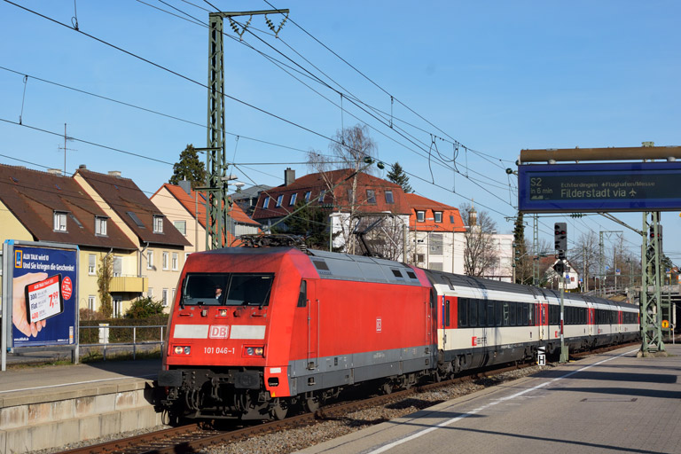 101 046 mit IC 185 bei km 15,6 (Dezember 2015)