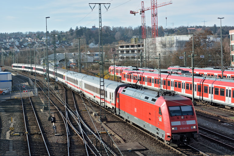 101 047 mit IC 282 bei km 16,0 (Dezember 2015)