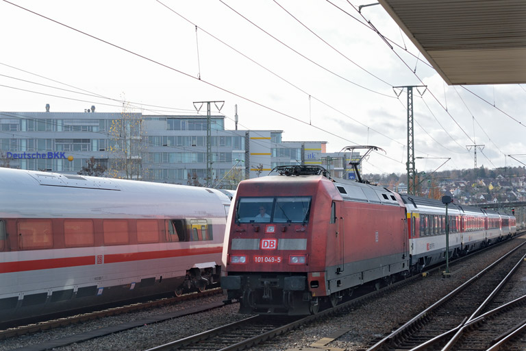 101 049 mit IC 282 bei km 15,6 (November 2015)