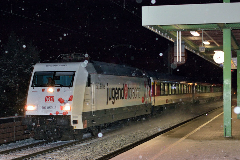 101 050 mit IC 182 bei km 16,8 (Januar 2015)