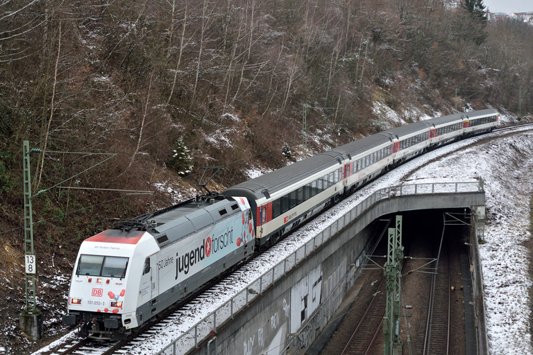 101 050 mit IC 187 bei km 13,8 (Januar 2015)