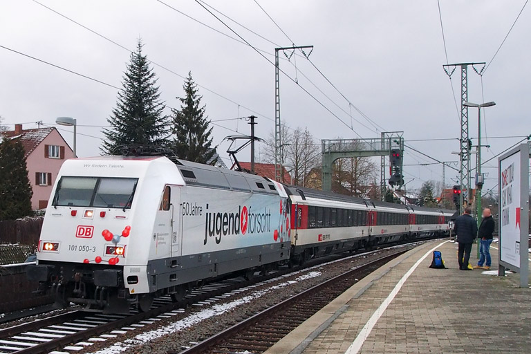 101 050 mit IC 187 bei km 16,6 (Januar 2015)