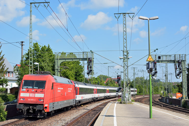 101 051 mit IC 183 bei km 16,6 (Juni 2015)