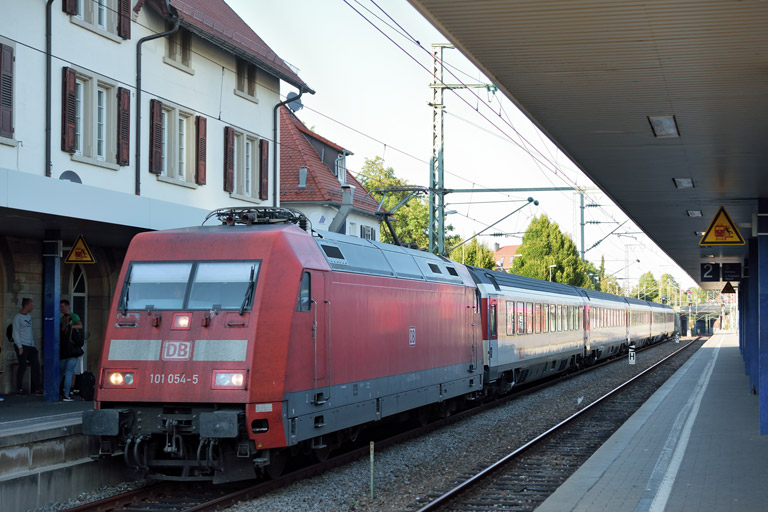 101 054 mit IC 283 bei km 15,6 (September 2015)