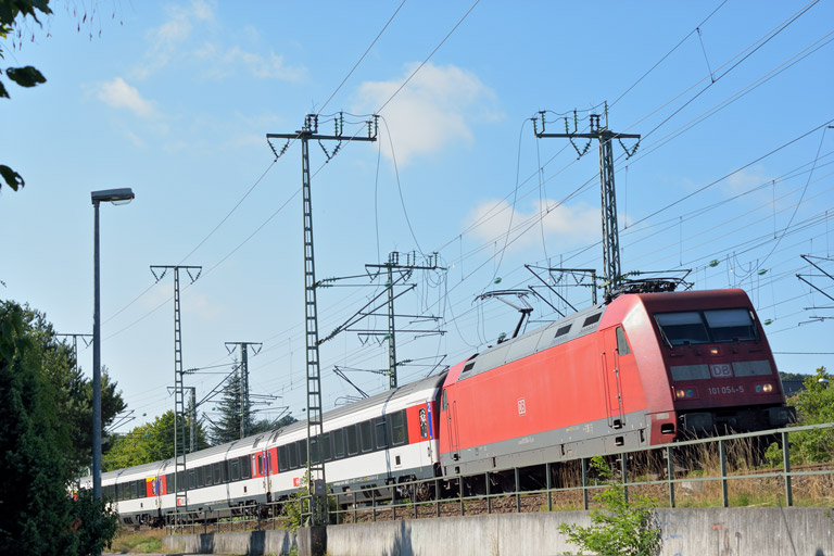 101 054 mit IC 284 bei km 16,4 (September 2015)