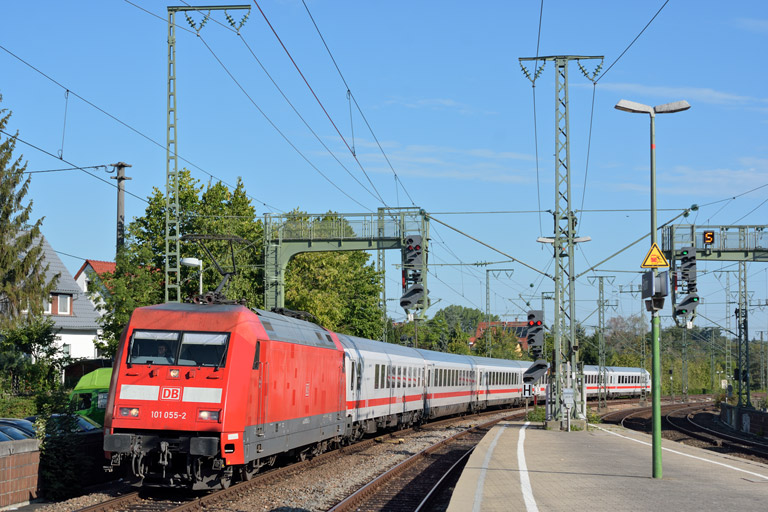 101 055 mit IC 2533 bei km 16,6 (August 2015)
