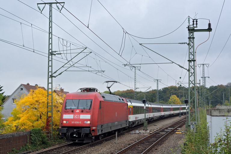 101 056 mit IC 280 bei km 16,8 (Oktober 2015)