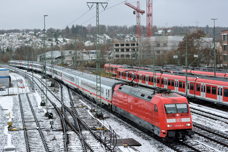 101 056 mit IC 282 bei km 16,0 (November 2015)