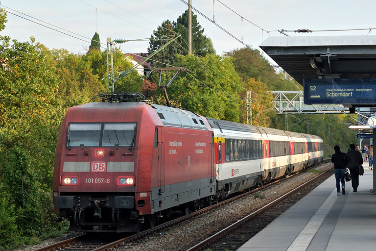 101 057 mit IC 184 bei km 14,2 (September 2015)