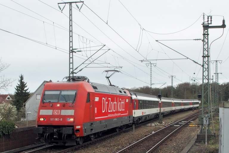 101 062 mit IC 186 bei km 16,8 (April 2015)