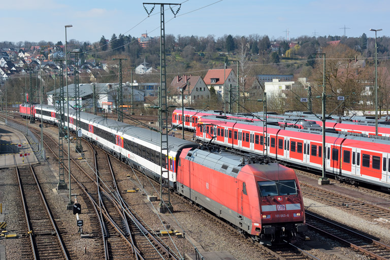101 063 mit IC 2540 bei km 16,0 (M&auml;rz 2015)
