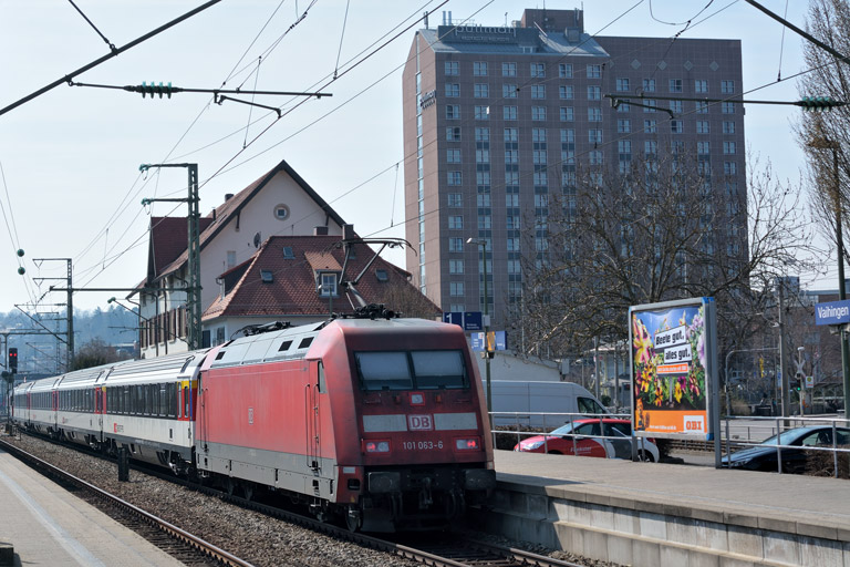 101 063 mit IC 2547 bei km 15,6 (M&auml;rz 2015)