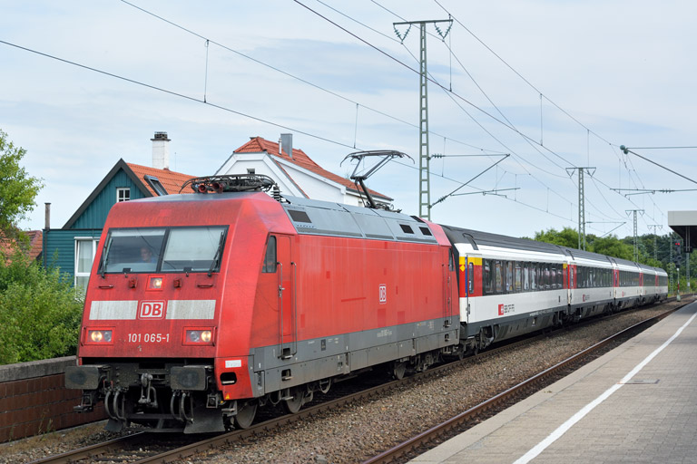 101 065 mit IC 184 bei km 16,8 (Juli 2015)