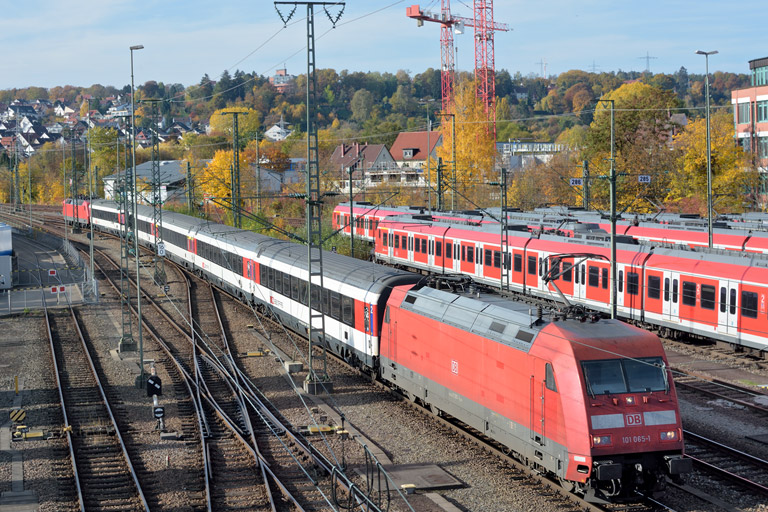 101 065 mit IC 2574 bei km 16,0 (Oktober 2015)