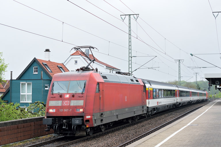 101 067 mit IC 2548 bei km 16,8 (Mai 2015)
