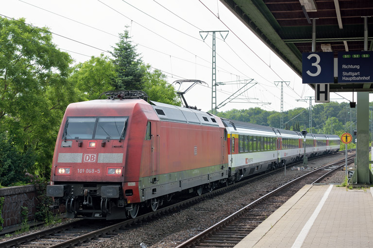 101 068 mit IC 2548 bei km 16,8 (Juni 2015)