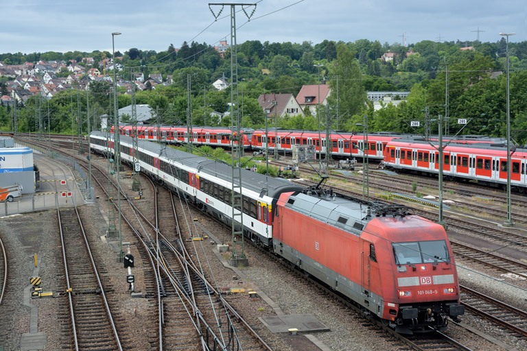 101 068 mit IC 282 bei km 16,0 (Juni 2015)