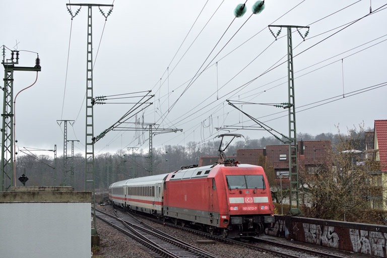 101 072 mit IC 2513 bei km 17,0 (April 2015)