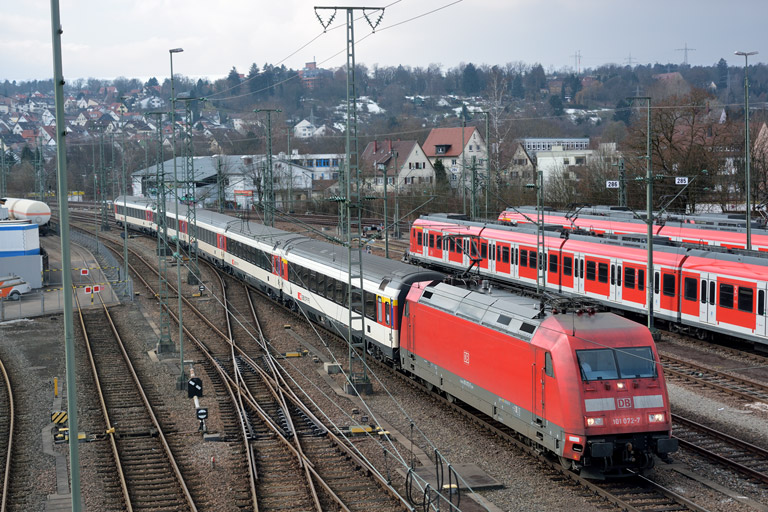 101 072 mit IC 282 bei km 16,0 (Februar 2015)