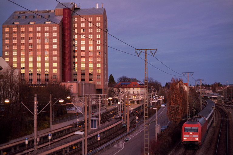 101 073 mit IC 281 bei km 15,8 (Dezember 2015)
