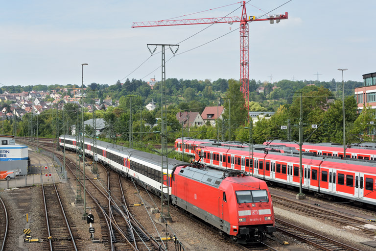 101 074 mit IC 282 bei km 16,0 (August 2015)