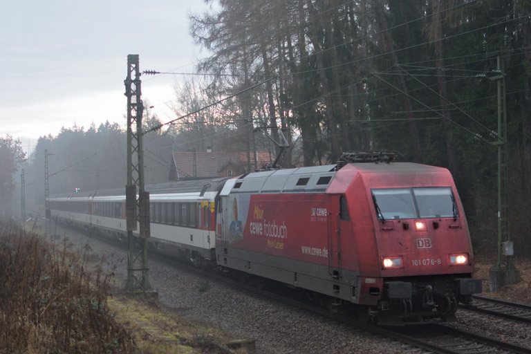 101 076 mit IC 186 bei km 18,2 (Dezember 2015)