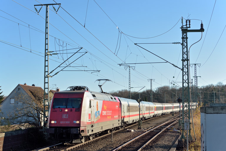 101 076 mit IC 280 bei km 16,8 (Dezember 2015)