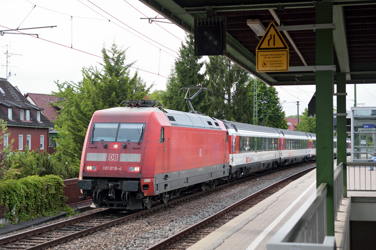 101 078 mit IC 283 bei km 16,8 (Juni 2015)
