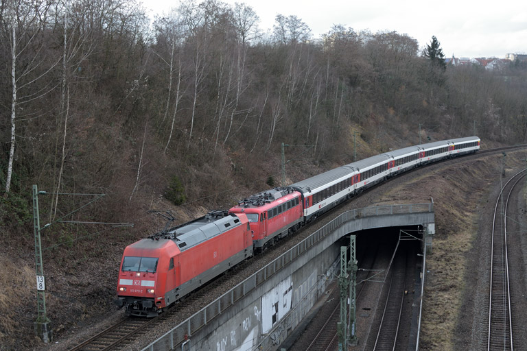 101 079 und 115 350 mit IC 281 bei km 13,8 (Februar 2015)