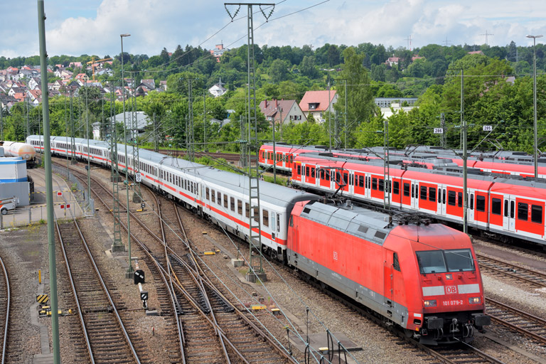 101 079 mit IC 2542 bei km 16,0 (Juni 2015)