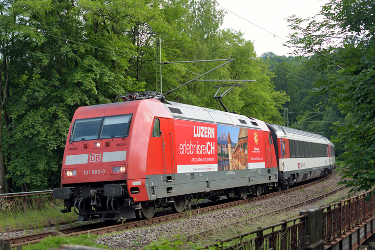 101 080 mit IC 184 bei km 11,0 (Juni 2015)