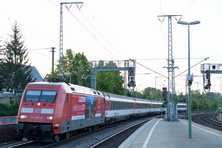 101 080 mit IC 285 bei km 16,6 (Mai 2015)