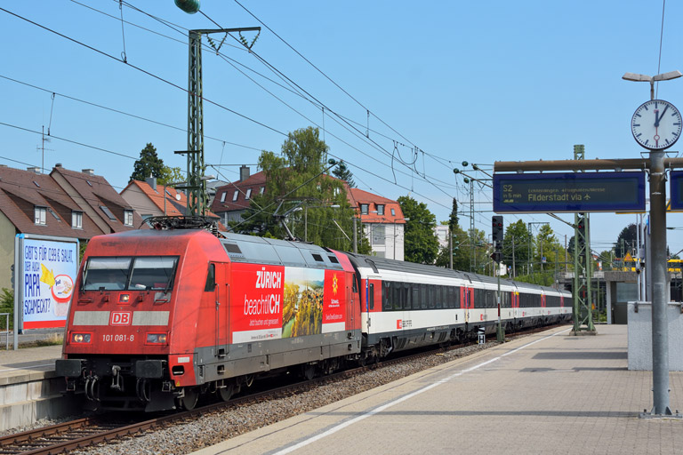 101 081 mit IC 185 bei km 15,6 (August 2015)
