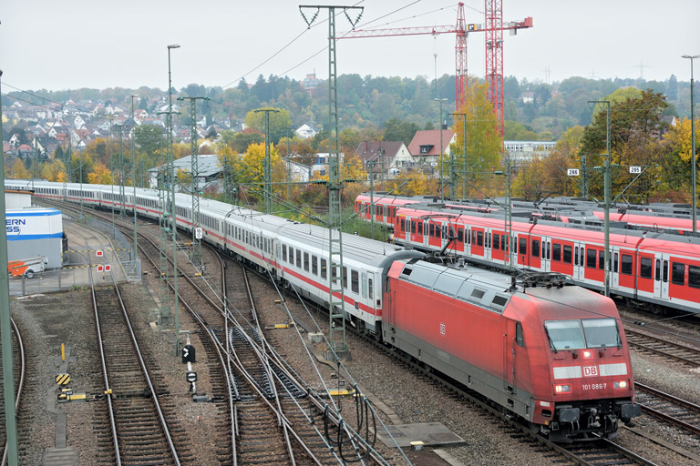 101 086 mit IC 2574 bei km 16,0 (Oktober 2015)