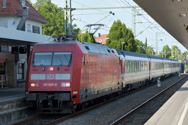 101 087 mit IC 283 bei km 15,6 (Juli 2015)