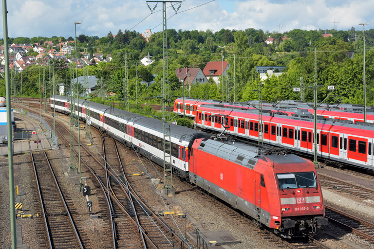 101 087 mit IC 284 bei km 16,0 (Juli 2015)