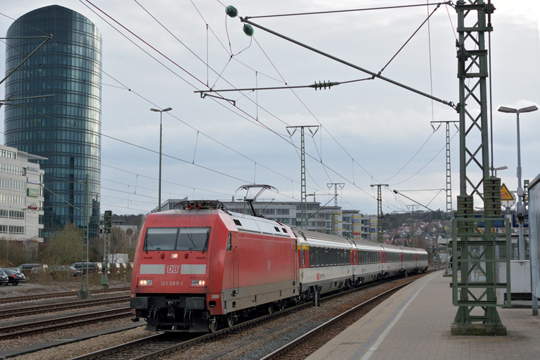 101 089 mit IC 184 bei km 15,6 (M&auml;rz 2015)