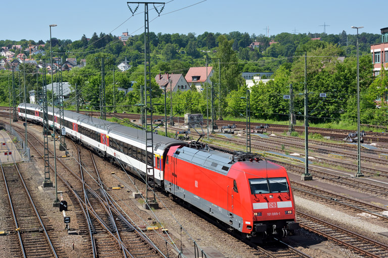 101 089 mit IC 282 bei km 16,0 (Juni 2015)