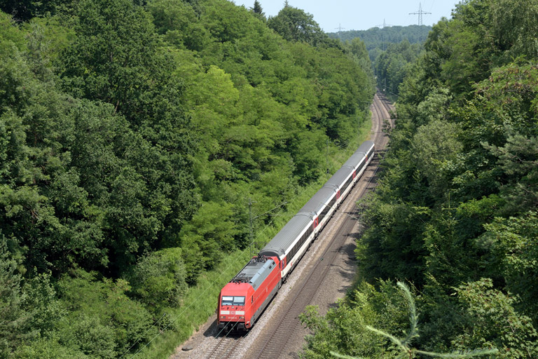 101 090 mit IC 187 bei km 22,4 (Juli 2015)