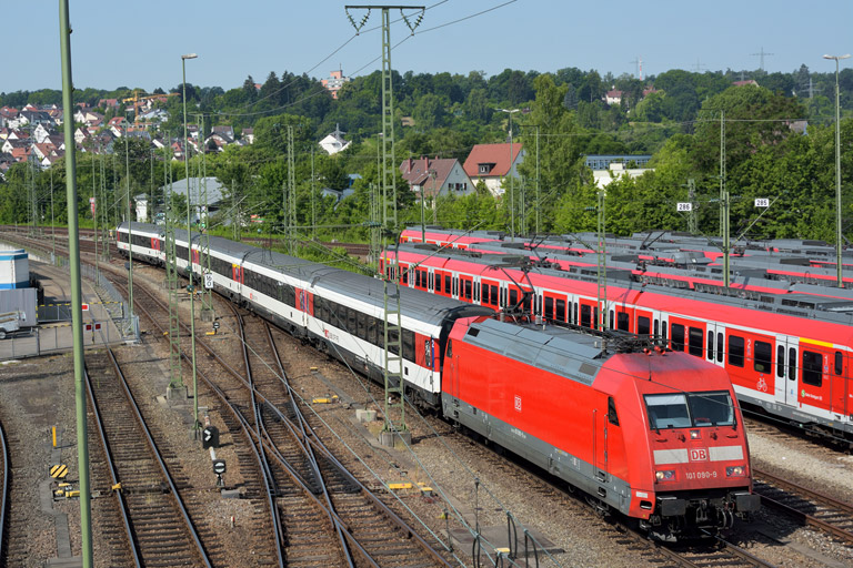 101 090 mit IC 284 bei km 16,0 (Juli 2015)