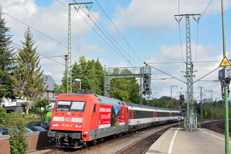 101 092 mit IC 183 bei km 16,6 (August 2015)