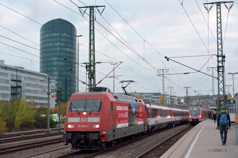 101 092 mit IC 184 bei km 15,6 (Oktober 2015)